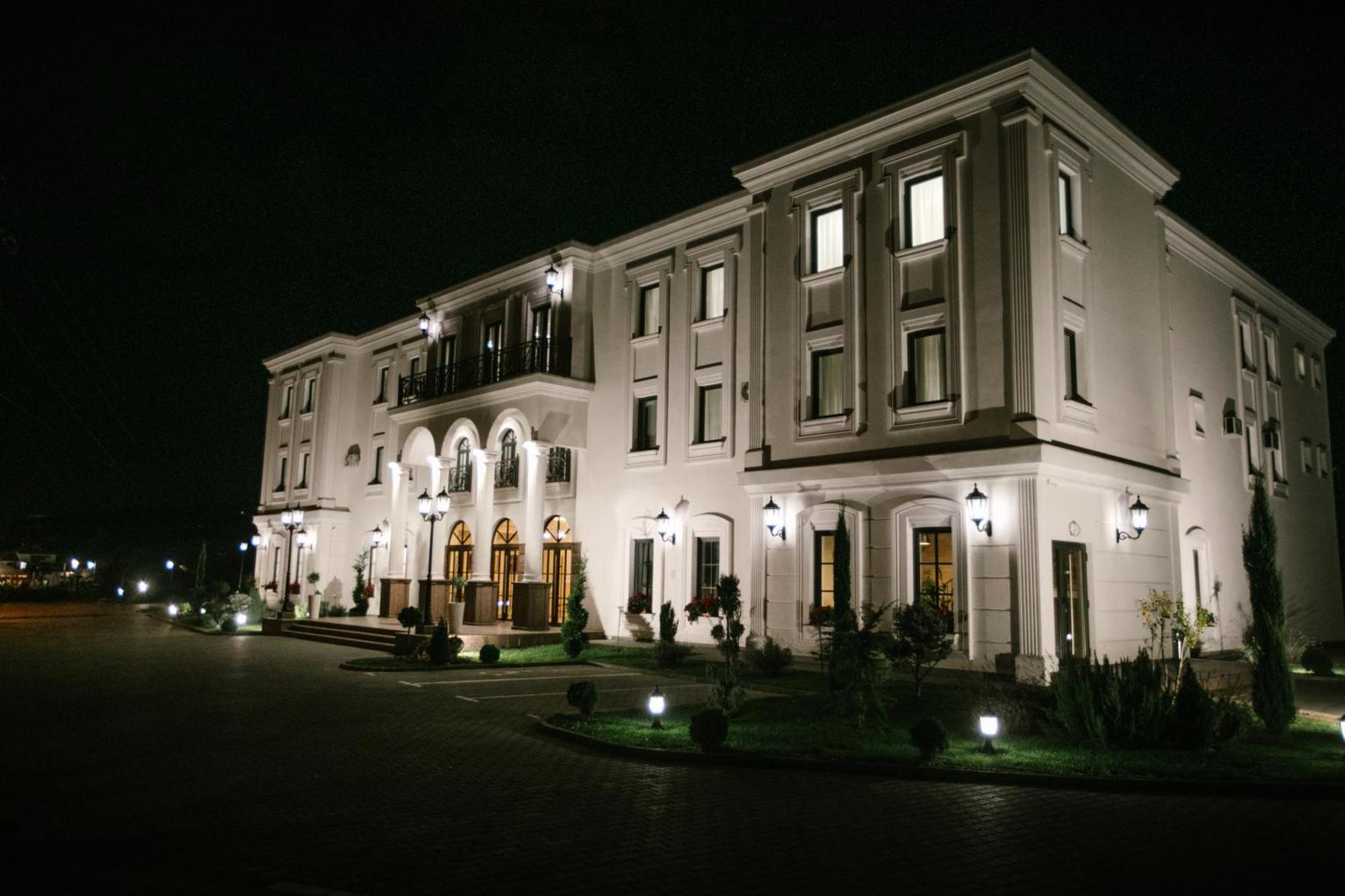 Hotel Beli Dvor Cacak Exterior photo
